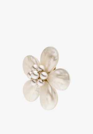Blumenförmige Brosche mit fünf großen, perlmuttartigen Blütenblättern und einem Cluster kleinerer runder Perlen in der Mitte vor weißem Hintergrund.