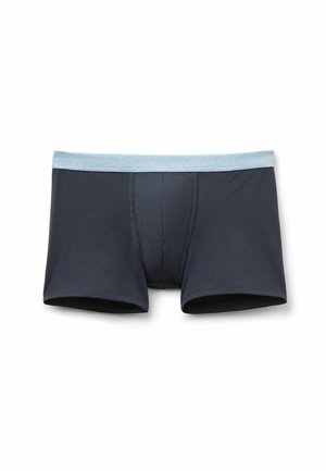 Marineblaue Herren-Boxershorts mit hellblauem Bund, flacher Frontnaht und mittellanger Oberschenkellänge vor weißem Hintergrund.