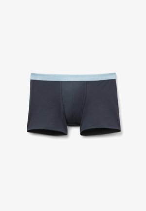 Marineblauwe herenboxershorts met lichtblauwe tailleband, platte voornaad en mid-dij lengte op witte achtergrond.