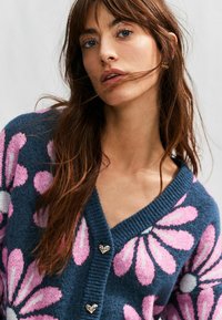 Next SOFT TOUCH BUTTON UP - Kardigán - navy pink floral