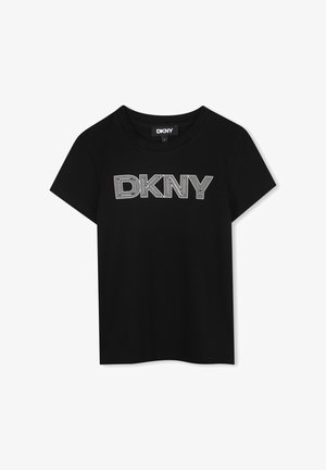 Zwarte katoenen T-shirt met korte mouwen en een ronde hals. Aan de voorkant staat "DKNY" in gedurfde witte gestreepte letters. Soepele textuur.