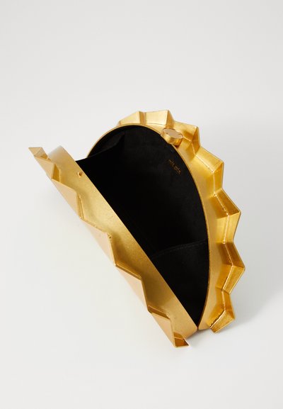 Clutch metalic auriu cu margini în zigzag, formă rotundă și interior negru. Prezintă o închidere superioară cu un accent metalic rotund.