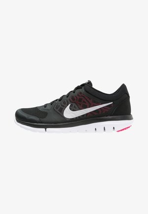Scarpa da ginnastica nera con tomaia in rete e accenti di pattern rosso e nero, baffo Nike bianco e una suola intermedia bianca con dettagli rosa.