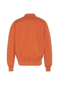 Orange Bomberjacke mit einem gerippten Bund und Bündchen. Glattes, glänzendes Material mit einem Standardkragen und ohne sichtbare Marken oder Details auf der Rückseite.