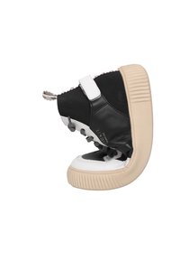 Baskets montantes avec une tige en cuir noir et toile, accents en cuir blanc, lacets gris et semelle en caoutchouc beige avec une adhérence texturée.