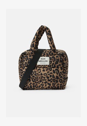 Sac à main en simili cuir imprimé léopard rembourré, avec deux anses supérieures, une bandoulière noire réglable et une étiquette blanche portant l'inscription "Mads Nørgaard Copenhagen."