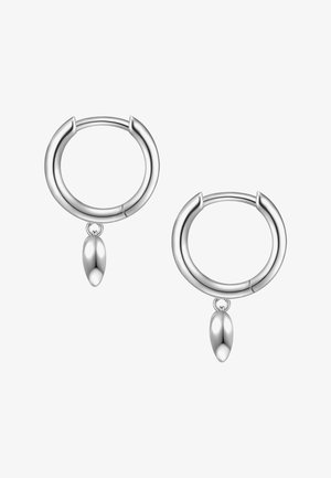 Pendientes de aro de plata con un acabado liso y pulido, y un colgante en el centro que presenta una forma redondeada y alargada.