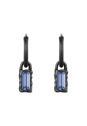 Schwarze Metallreifen-Ohrringe mit rechteckigen blauen Edelsteinen, die in strukturierten Metallrahmen gefasst sind, vor weißem Hintergrund dargestellt.