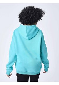 Sudadera con capucha de color turquesa, hecha de material suave, con un corte holgado, mangas largas y un bolsillo tipo canguro en la parte frontal.