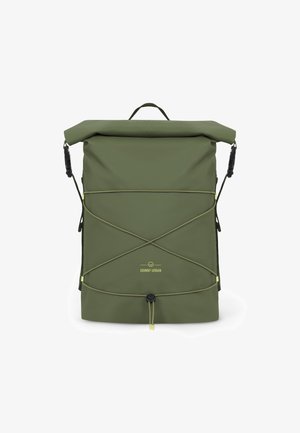 Sac à dos à rabat couleur vert olive avec des bretelles ajustables, détail en cordon élastique à l'avant et un logo au centre. Tissu texturé.