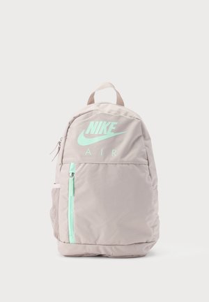 Jasnobeżowy plecak Nike Air z przednią kieszenią na suwak i miętowym suwakiem, logo Nike i znakiem na górnej przedniej części.