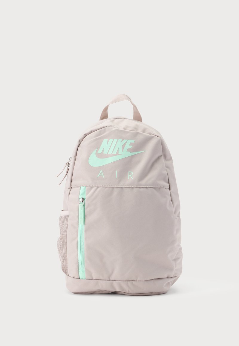 Ανοιχτό μπεζ σακίδιο πλάτης Nike Air με εμπρόσθια τσέπη με φερμουάρ και φερμουάρ σε μέντα, λογότυπο Nike και swoosh στο πάνω εμπρόσθιο πάνελ.