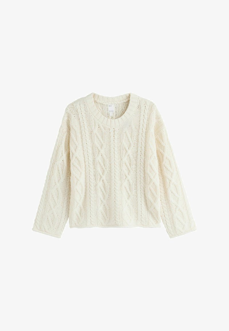 Pull en maille torsadée de couleur crème, à manches longues et col rond, présentant un motif texturé en losanges et torsades.