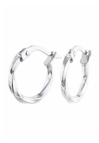 Srebrne kolczyki koła o skręconym wzorze. Posiadają mechanizm zapinający i gładką powierzchnię, która odbija światło dzięki polerowanemu wykończeniu.