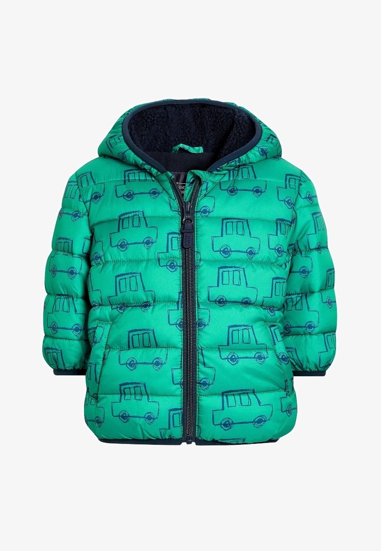 Doudoune verte avec capuche, texture matelassée, fermeture éclair bleu marine, décorée de petits motifs de voitures bleues.