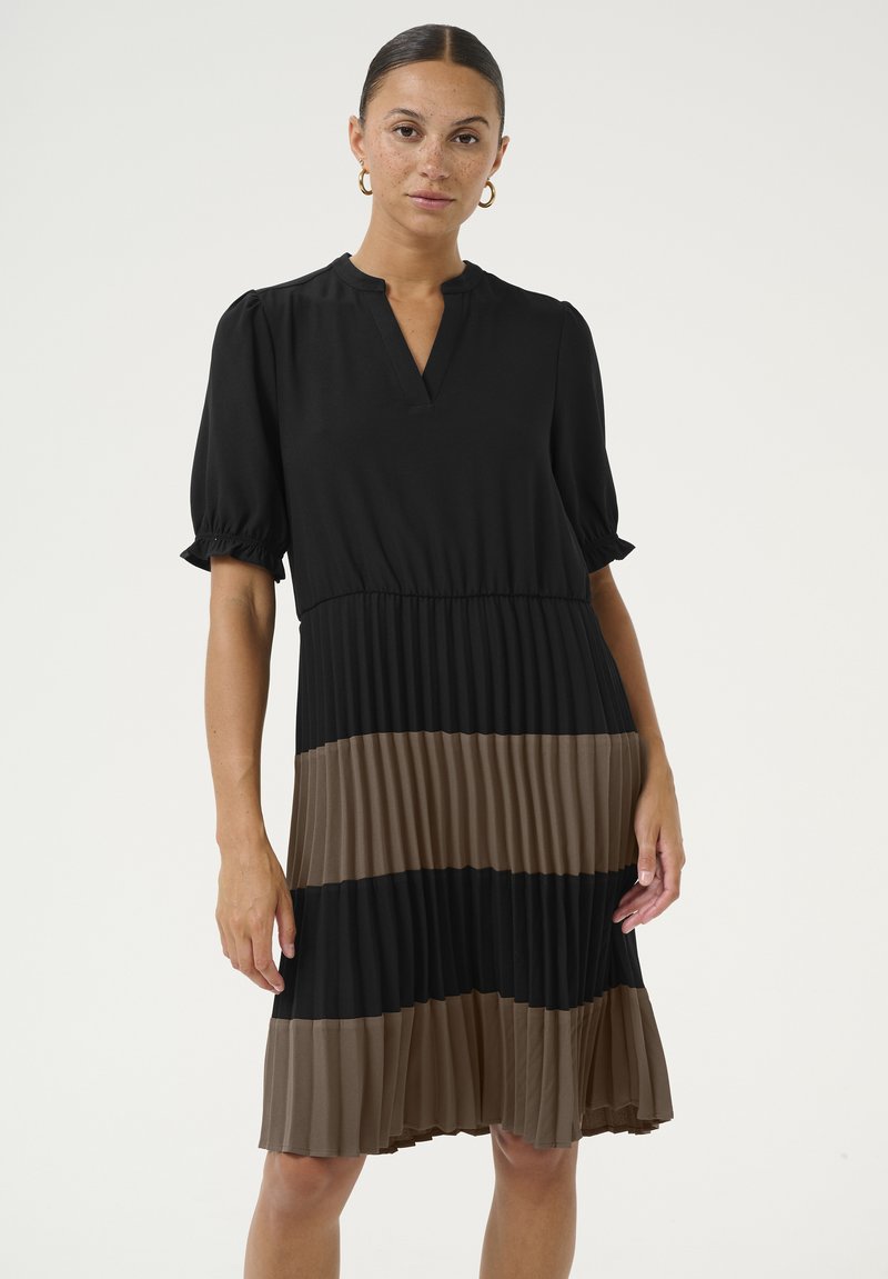 Schwarz-braunes Faltenkleid mit V-Ausschnitt, kurzen Puffärmeln und einem elastischen Taillenbund. Hat horizontale Farbblockierung. Glatte Stofftextur.