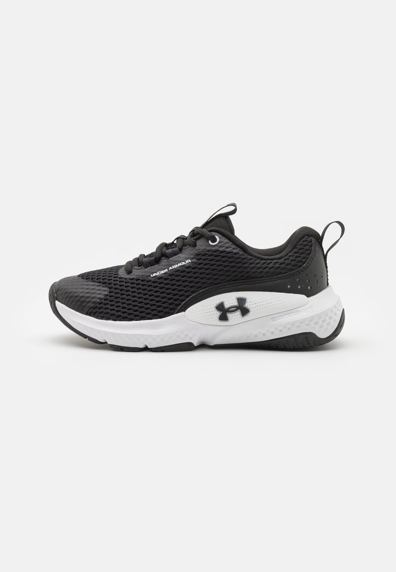 Schwarzer Sport-Schuh mit einem atmungsaktiven Obermaterial aus Mesh, weißen Akzenten und einer texturierten Gummisohle, die ein Logo an der Seite trägt.