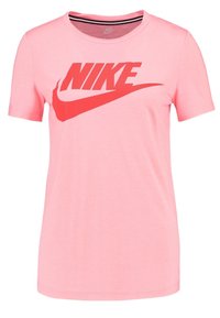 Rosa Nike T-shirt med en stor röd Nike-logga, korta ärmar, rund halsringning och en mjuk, slät tygtextur.