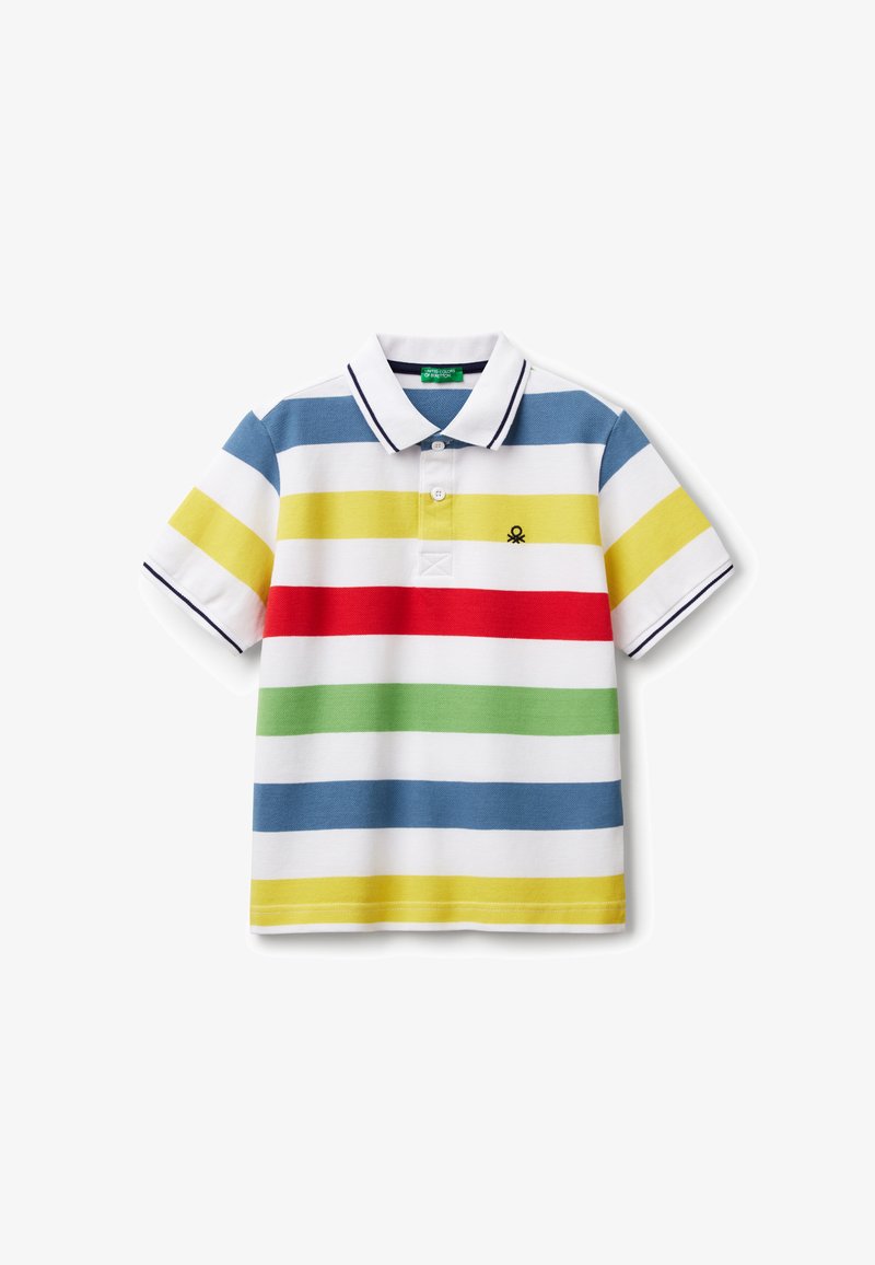 Polo shirt rayé en blanc avec des rayures bleues, jaunes, rouges, vertes et bleu marine ; il possède un col et un petit logo brodé sur la poitrine.