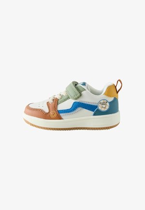 Dziecięce sneakersy z białą bazą, brązowymi, niebieskimi, zielonymi i żółtymi akcentami, niebieskim paskiem, uśmiechniętą buźką i naszywką "Always Happy", z paskiem na rzep.