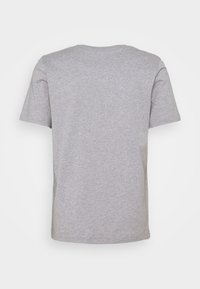 Ljusgrå kortärmad T-shirt med rund halsringning sedd bakifrån mot en vit bakgrund.