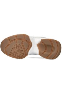 Suela de zapato con una entresuela blanca y una suela exterior de goma marrón. Presenta un patrón de tracción geométrico y un diseño curvado para una mejor adherencia.