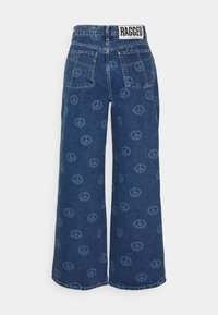 Jeans de perna larga em azul escuro com um padrão repetido de sinais de paz em azul claro e um rótulo "RAGGED" na cintura.