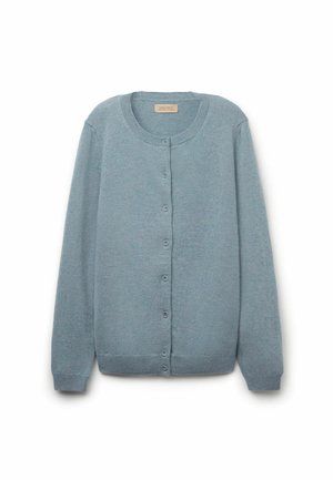 Jasnoniebieski kardigan wykonany z miękkiego materiału, z okrągłym dekoltem, zapięciem na guziki z przodu oraz długimi rękawami z prążkowanymi mankietami i dolnym wykończeniem.