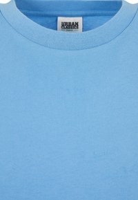 Jasnoniebieska koszulka z organicznej bawełny z prążkowanym okrągłym dekoltem i gładką fakturą; metka z napisem "URBAN CLASSICS."
