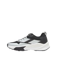 Schwarz-weiß sportlicher Schuh mit einer strukturierten Mesh-Oberfläche, auffälligen Seitengurten, gepolstertem Kragen und einer dicken weißen Zwischensohle.