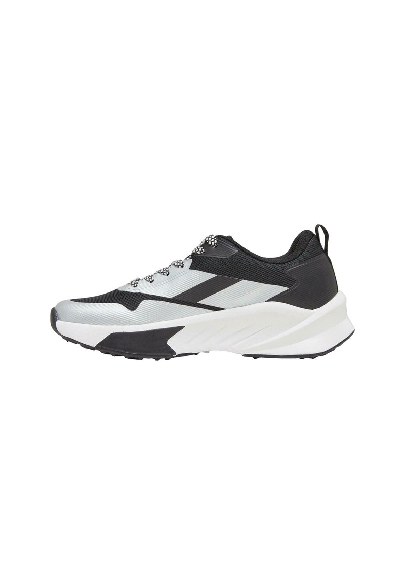 Schwarz-weiß sportlicher Schuh mit einer strukturierten Mesh-Oberfläche, auffälligen Seitengurten, gepolstertem Kragen und einer dicken weißen Zwischensohle.