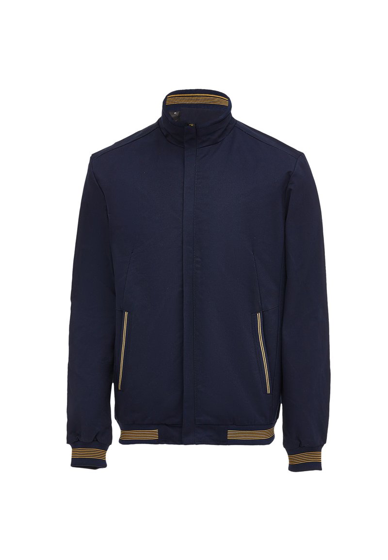 Giacca navy con colletto alto, zip frontale, strisce gialle sui polsini e sulle tasche, e una texture liscia. Nessun cappuccio o loghi visibili.