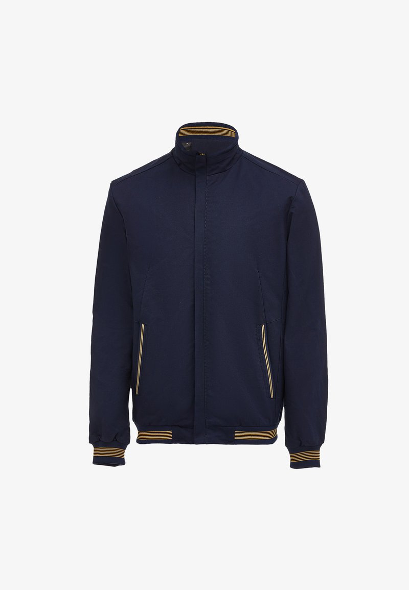 Giacca navy con colletto alto, zip frontale, strisce gialle sui polsini e sulle tasche, e una texture liscia. Nessun cappuccio o loghi visibili.