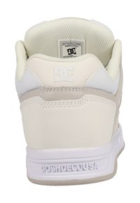 Hvit sneakers med teksturert lær og mesh-overdel, polstret krage og fremtredende logo på hælen. Solid gummisåle for godt grep.