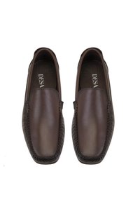 Braune Lederloafers mit einer glatten Oberfläche, genähten Details und einer flexiblen Sohle. Entworfen für einfaches Hineinschlüpfen.