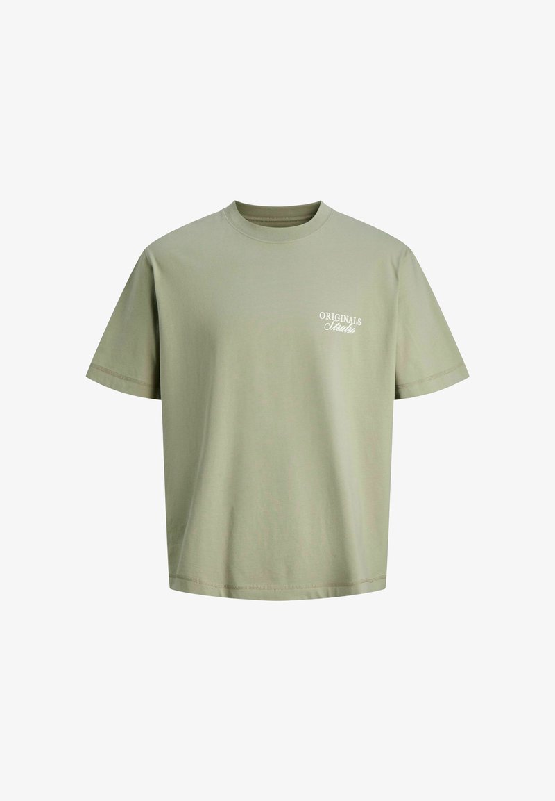 Svjetlozelena majica kratkih rukava s okruglim izrezom s malim bijelim natpisom "ORIGINALS Studio" na lijevoj strani prsnog koša.