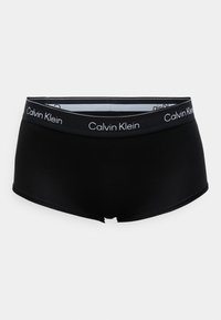Fekete bokszernadrág sima anyagból, márkázott elasztikus derékpánttal, fehér betűkkel, amelyen az "Calvin Klein" felirat olvasható.