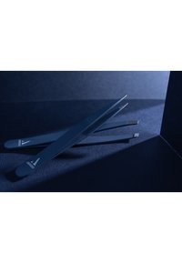 Conjunto de tres pinzas con acabado metálico azul oscuro. Presentan diferentes formas de punta para mayor precisión, con un agarre texturizado mate para facilitar su manejo.