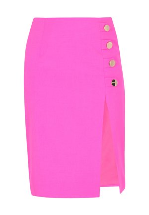 Falda rosa brillante hasta la rodilla con abertura lateral y cuatro grandes botones dorados a lo largo del borde derecho.