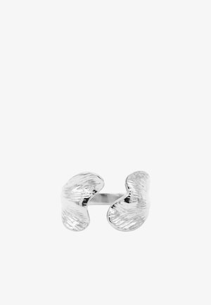 Bague ouverte en argent avec deux formes abstraites texturées et courbées aux extrémités qui se font face.