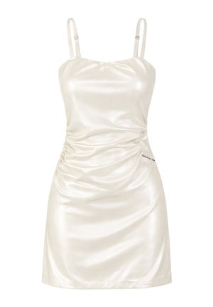 Mini abito bianco in raso con sottili spalline regolabili, dettagli arricciati sul lato e una leggera lucentezza.