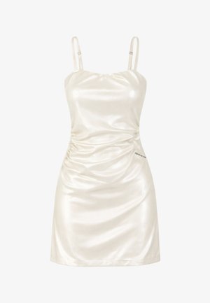 Mini abito bianco in raso con sottili spalline regolabili, dettagli arricciati sul lato e una leggera lucentezza.