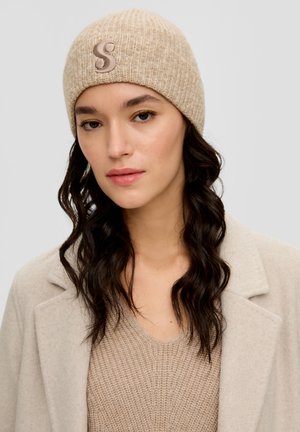 s.Oliver MET LOGOBORDUURSEL - Beanie - sandfarben