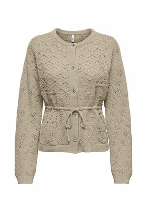 Beige stickad kofta med ett strukturerat mönster, rund halsringning, knappar fram och justerbart midjeband. Har en ficka och ribbade ärmslut.