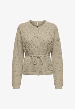 Beige stickad kofta med ett strukturerat mönster, rund halsringning, knappar fram och justerbart midjeband. Har en ficka och ribbade ärmslut.