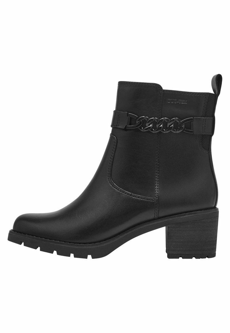 Bottines noires en cuir lisse, avec un talon épais, des panneaux élastiques sur les côtés et un accent décoratif en chaîne. Semelle en caoutchouc texturé.