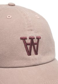 Roze baseballcap van katoen met een gebogen klep. Bevat een borduurde "W" logo in kastanjebruin aan de voorkant. Textuur van de stof is zichtbaar.