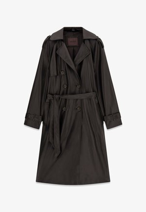 Czarny płaszcz trencz z ekoskóry z dwurzędowym zapięciem, szerokimi klapami, paskiem w talii i pagonami na ramionach. Posiada długie rękawy i boczne kieszenie.