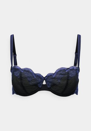 Sutiã preto com acabamento em renda azul, copas semi-transparentes e alças ajustáveis. Apresenta uma borda serrilhada e fecho de gancho nas costas.