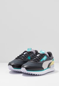 Sneakers da uomo con tomaia nera e grigia, caratterizzati da accenti turchesi, una striscia laterale bianca e una suola in gomma testurizzata.
